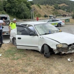 Otomobilin refüje çıktığı kaza maddi hasarla atlatıldı