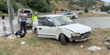 Otomobilin refüje çıktığı kaza maddi hasarla atlatıldı