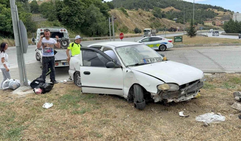 Otomobilin refüje çıktığı kaza maddi hasarla atlatıldı