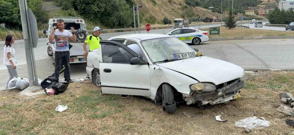 Otomobilin refüje çıktığı kaza maddi hasarla atlatıldı