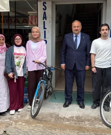Salıpazarı’nda sınavlarda dereceye giren öğrencilere bisiklet hediye edildi