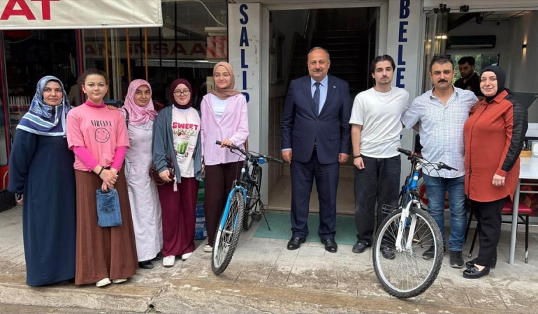 Salıpazarı’nda sınavlarda dereceye giren öğrencilere bisiklet hediye edildi