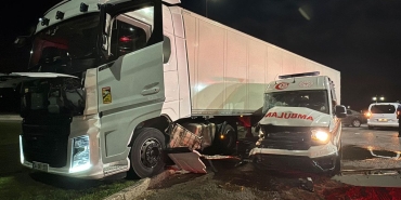 Samsun’da ambulans ile TIR çarpıştı: 3’ü sağlıkçı, 6 kişi yaralandı