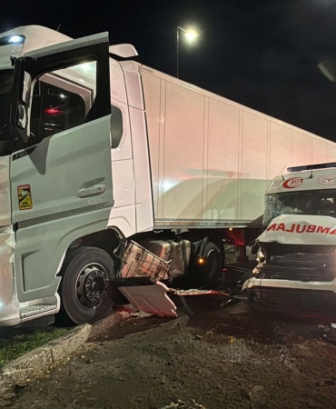 Samsun’da ambulans ile TIR çarpıştı: 3’ü sağlıkçı, 6 kişi yaralandı