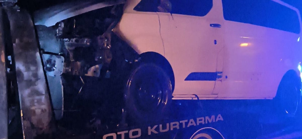 Samsun’da çekici ile üzerindeki kamyonet yandı