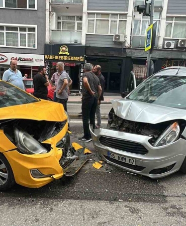Samsun’da hafif ticari araç ile taksi kafa kafaya çarpıştı: 2 yaralı