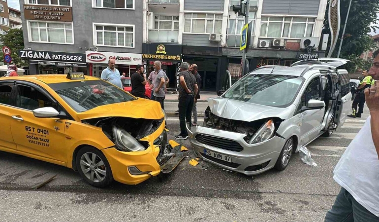 Samsun’da hafif ticari araç ile taksi kafa kafaya çarpıştı: 2 yaralı