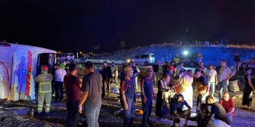 Şehirlerarası yolcu otobüsü şarampole devrildi, 10 kişi yaralandı