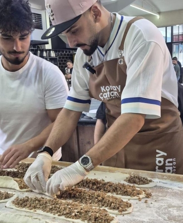 Tezgahın başına geçen Sefo
