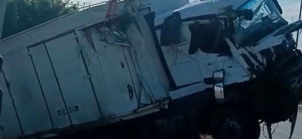 Tır bariyerlere çarpıp devrildi: Sürücü yaralandı