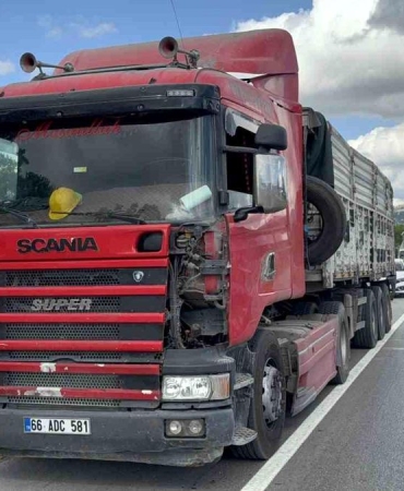 Tırın çarptığı dolmuşun sürücüsü yaralandı