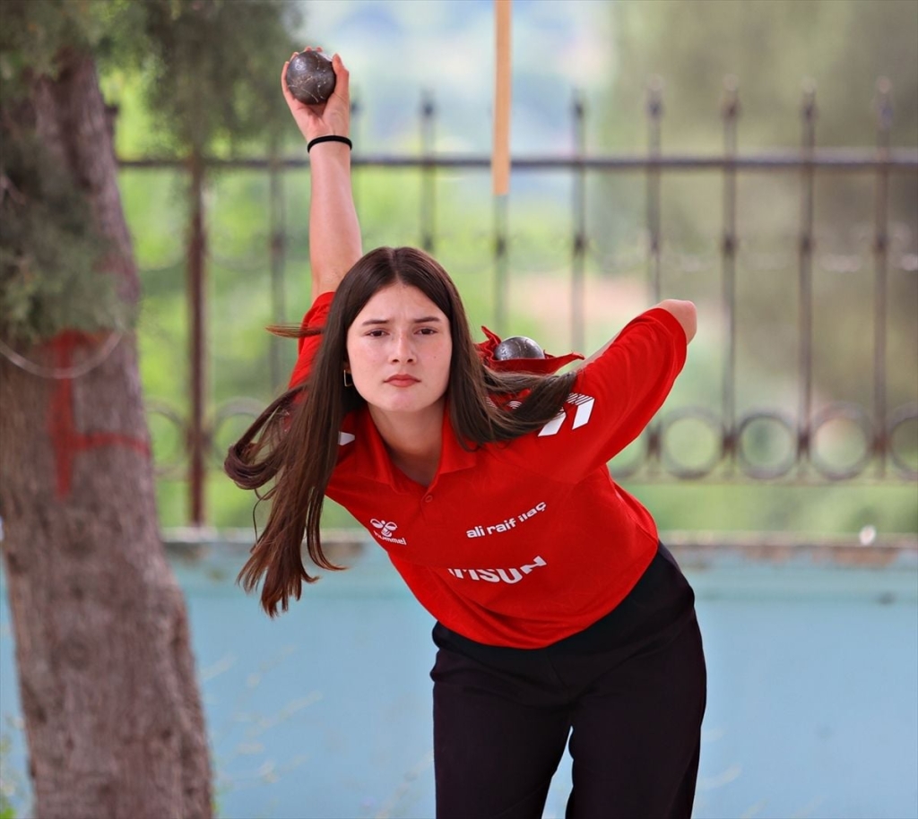Üst üste ikinci kez birinci olan lise öğrencileri zirveyi bırakmak istemiyor