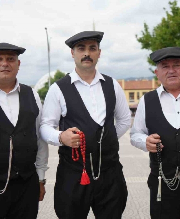 Çarşamba Beyleri, geleneksel kıyafetleriyle geçmişi geleceğe taşıyor