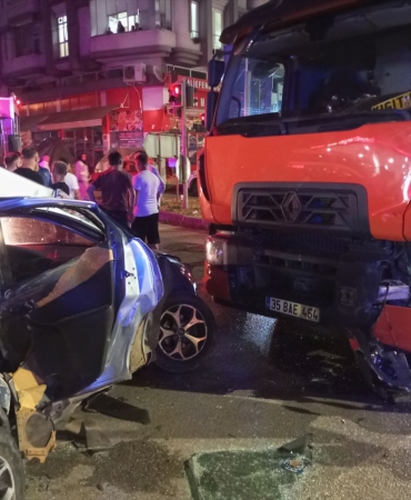 Çarşamba’da kamyonla otomobilin çarpıştığı kazada 3 kişi yaralandı