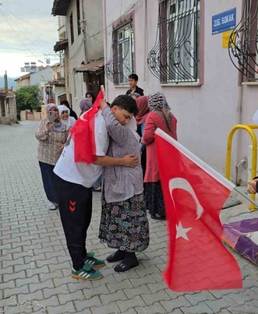 Dünya üçüncüsü milli güreşçi, baba ocağında coşkuyla karşılandı