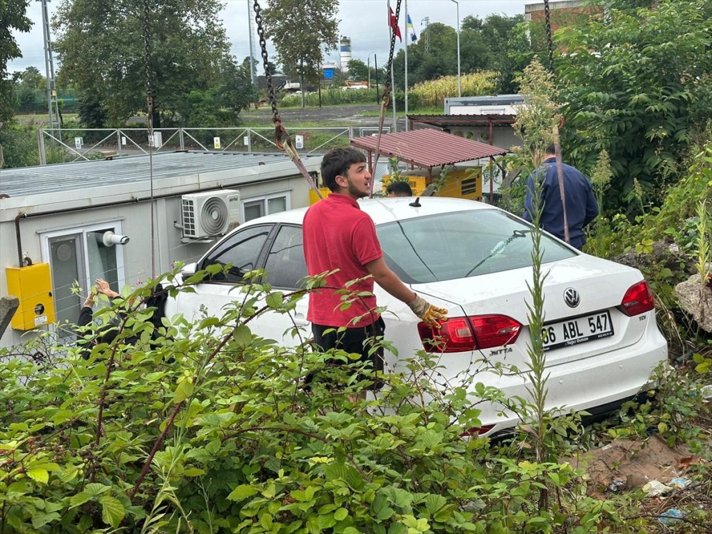 El Freni Unutulan Araç Doğal Gaz Tesisine Girdi