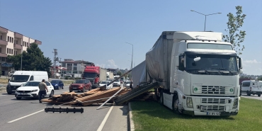 Kereste Yüklü Tır Kazası Yolu Kapattı