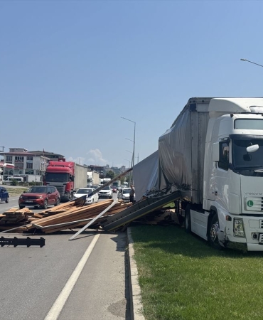 Kereste Yüklü Tır Kazası Yolu Kapattı