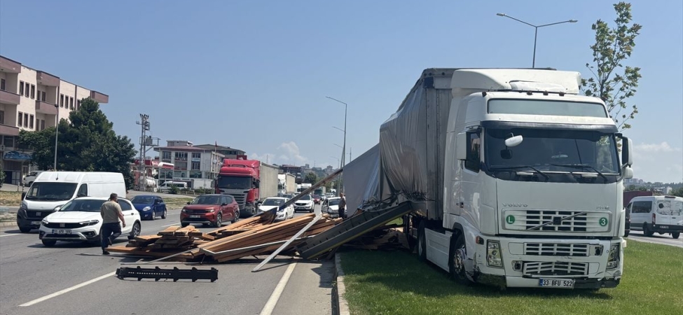 Kereste Yüklü Tır Kazası Yolu Kapattı