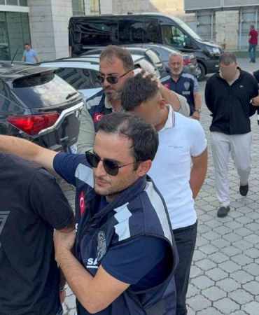Kırtasiye sahibine tekme ve tokatlı saldırı: 3 şüpheli adliyede