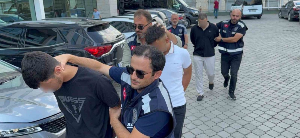 Kırtasiye sahibine tekme ve tokatlı saldırı: 3 şüpheli adliyede
