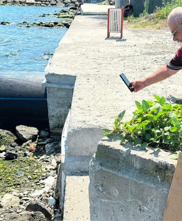 Onu gören telefonuna sarıldı: Sahilde karpuz keyfi yapan fareye büyük ilgi