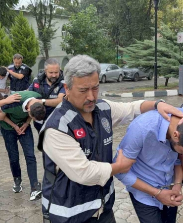 Ağlayan kadını fark eden Samsun polisinin operasyonu ile yakalanan 3 kişi tutuklandı