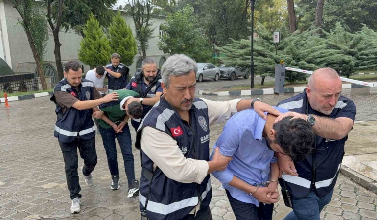 Ağlayan kadını fark eden Samsun polisinin operasyonu ile yakalanan 3 kişi tutuklandı