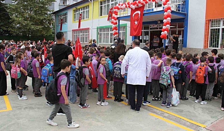 Çarşamba’da okullar öğrencilerle şenlendi