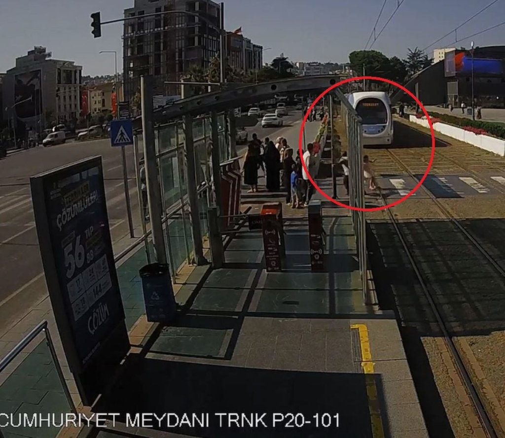 Güvenlik Görevlisi Muhammet Lafçı, Tramvayın Önüne Koşan Kız Çocuğunu Tişörtünden Çekerek Kurtardı