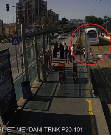 Güvenlik Görevlisi Muhammet Lafçı, Tramvayın Önüne Koşan Kız Çocuğunu Tişörtünden Çekerek Kurtardı