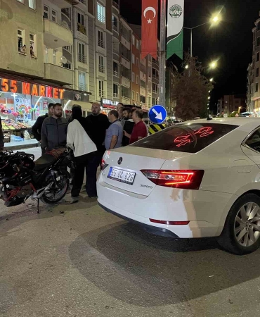 Motosiklet otomobille çarpıştı: 1 yaralı