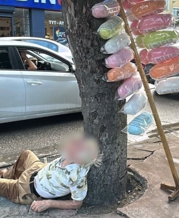 Pamuk şekerci sokak ortasında sızdı