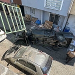 Pikap 5 metreden sokağa uçtu: 2 yaralı
