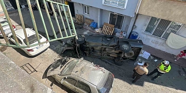 Pikap 5 metreden sokağa uçtu: 2 yaralı