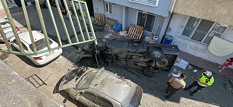 Pikap 5 metreden sokağa uçtu: 2 yaralı