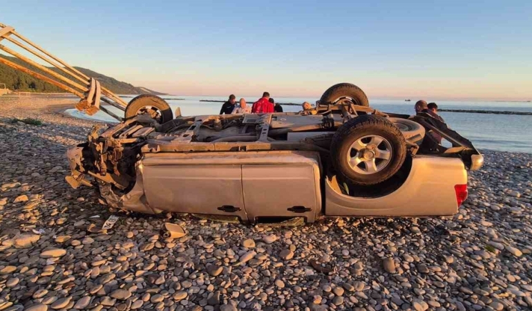 Pikap halk plajına uçtu: 2 yaralı