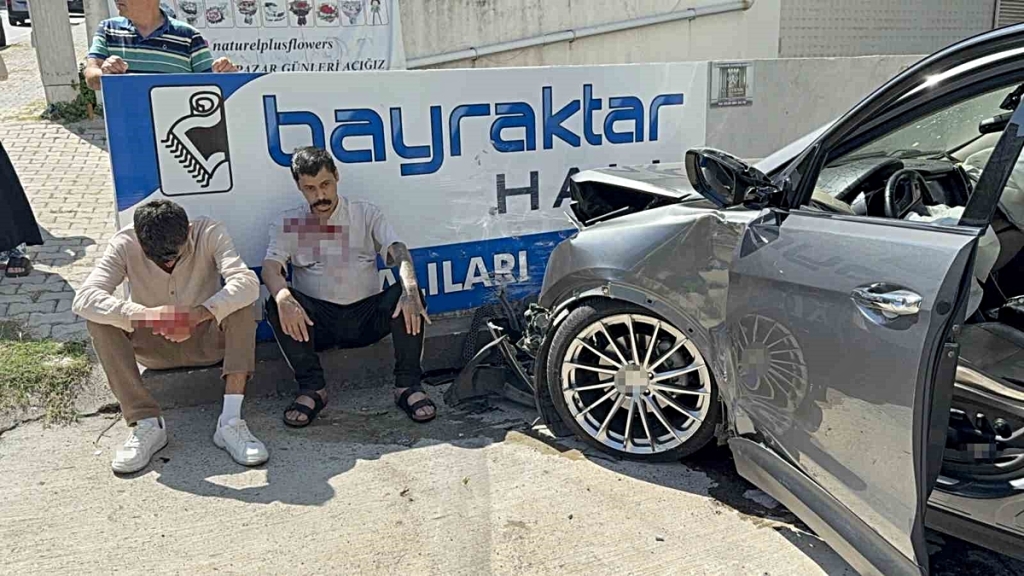 Samsun’da 2 otomobile çarpıp savrulan araç duvara çarptı: 3 yaralı
