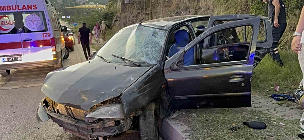 Samsun’da otomobil çöp konteynerine çarptı: 2 yaralı