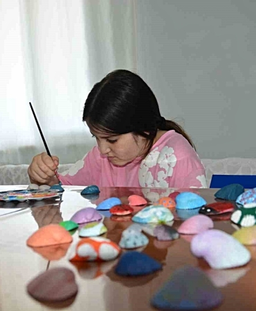 Samsunlu minik Elif Zehra, deniz kabuklarını sanat eserine dönüştürüyor
