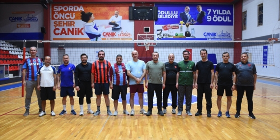 Yeşilay Samsun, kurum müdürleriyle bağımlılığa dikkati voleybol maçıyla çekti