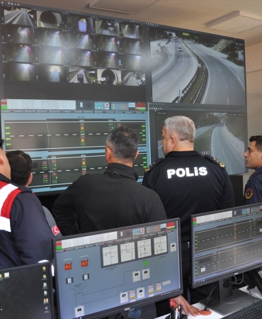 Amasya’nın Gümüşhacıköy ilçesindeki Badal Tüneli’nde araç yangını tatbikatı yapıldı