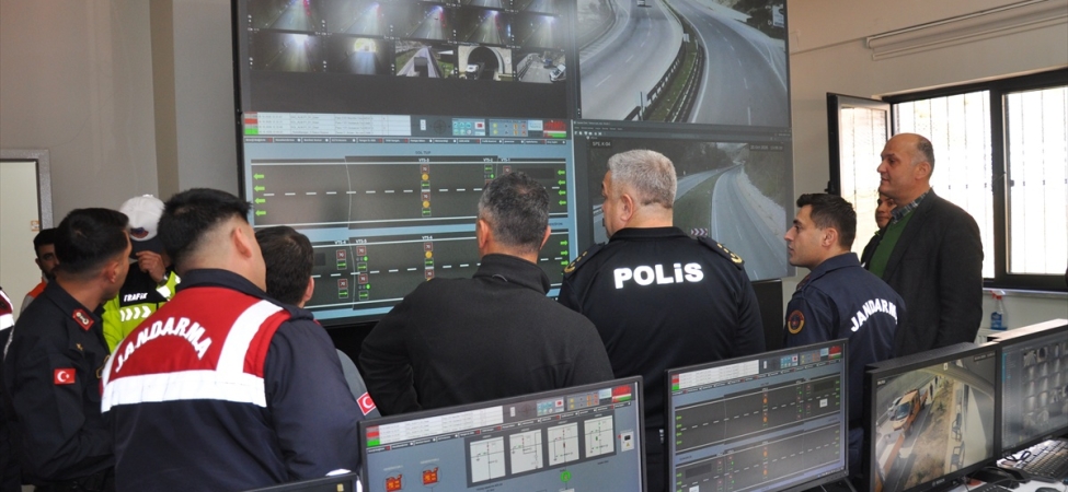 Amasya’nın Gümüşhacıköy ilçesindeki Badal Tüneli’nde araç yangını tatbikatı yapıldı