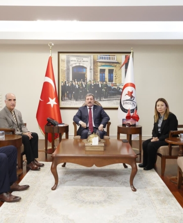 OMÜ yönetimi, Samsun Valisi Tavlı’yı ziyaret edip iş birliği projelerini görüştü