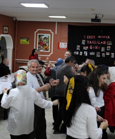 Samsun Bafra'da 75. Yıl Huzurevi'nde Dünya Yaşlılar Günü için sıra gecesi düzenlendi