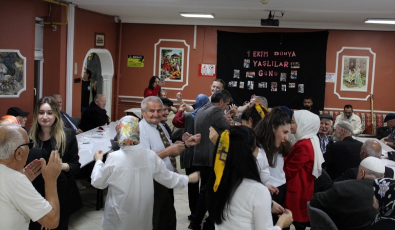 Samsun Bafra'da 75. Yıl Huzurevi'nde Dünya Yaşlılar Günü için sıra gecesi düzenlendi