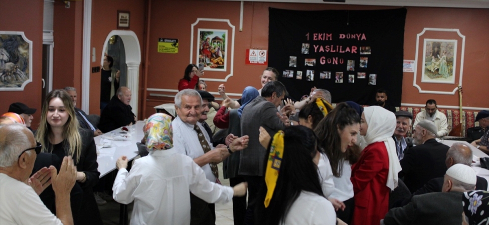 Samsun Bafra'da 75. Yıl Huzurevi'nde Dünya Yaşlılar Günü için sıra gecesi düzenlendi