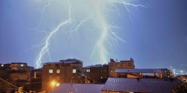 Samsun'da peş peşe çakan şimşekler görüntülendi, 30 dakika yağmur etkili oldu