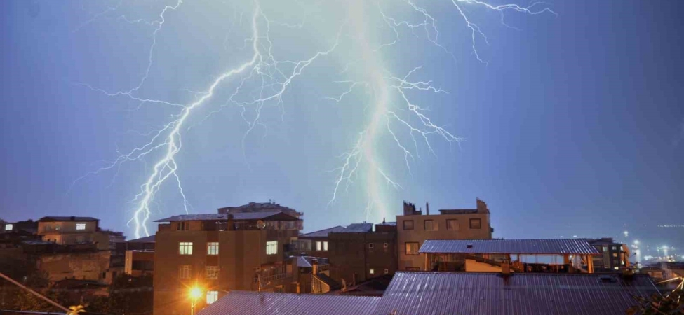 Samsun'da peş peşe çakan şimşekler görüntülendi, 30 dakika yağmur etkili oldu