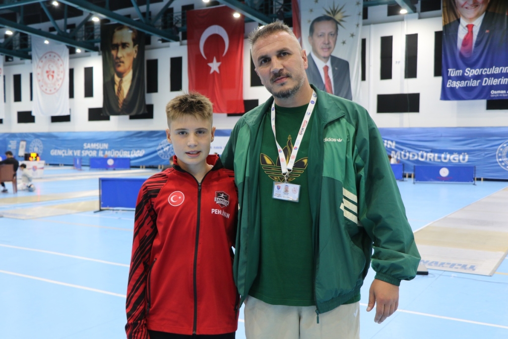 Samsunlu Cihangir Pehlivan, U12 kılıçta Türkiye şampiyonluğu elde etti
